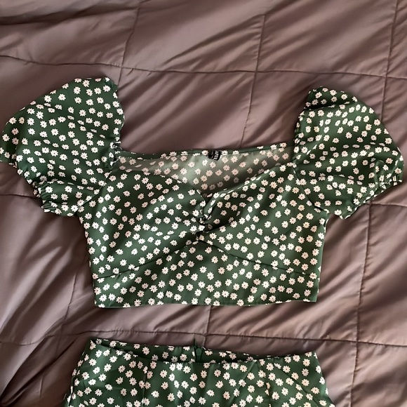 Green floral crop top and mini skirt set - Picture 2 of 5